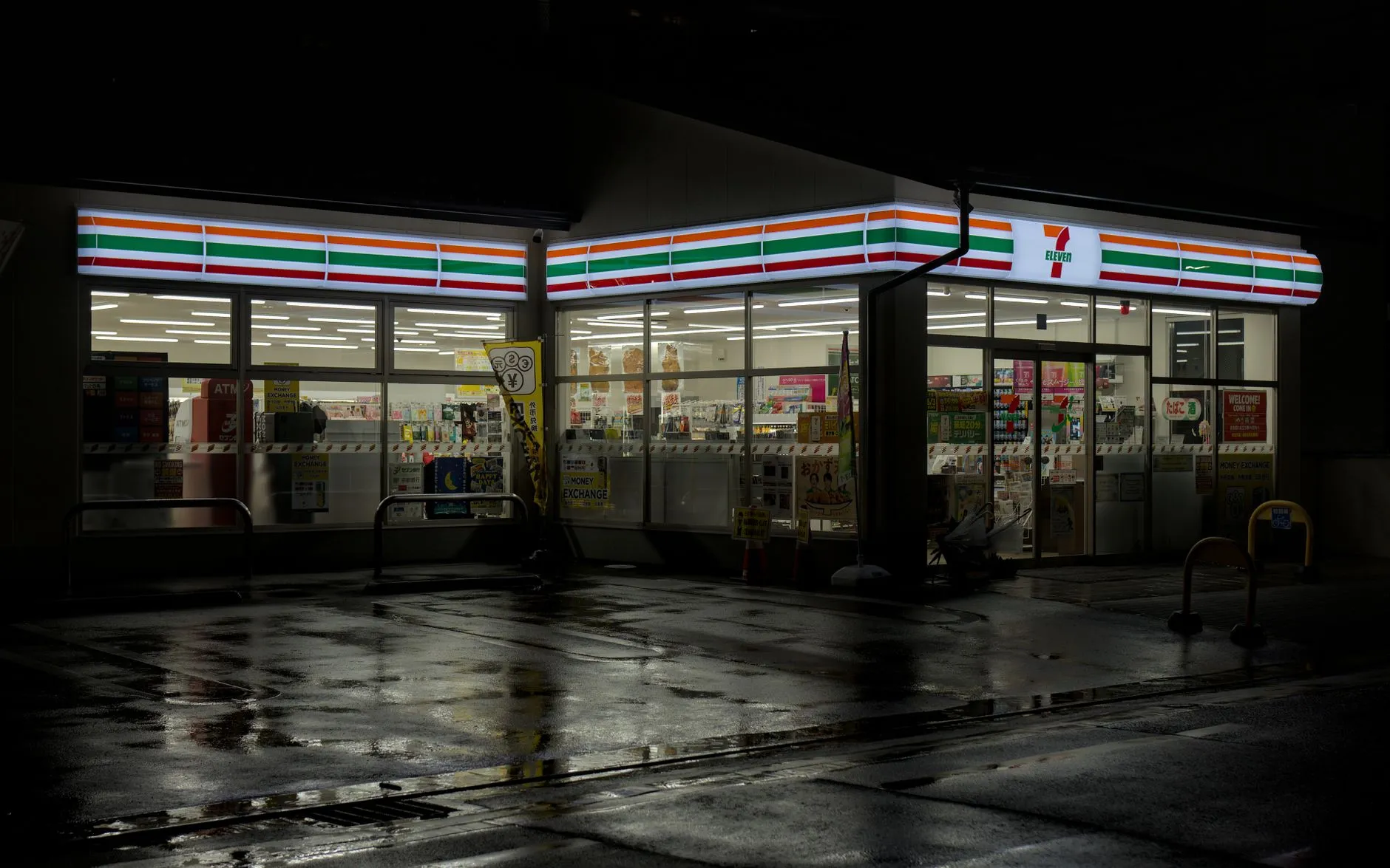 חנות 7-Eleven מוארת בלילה בקיוטו, יפן